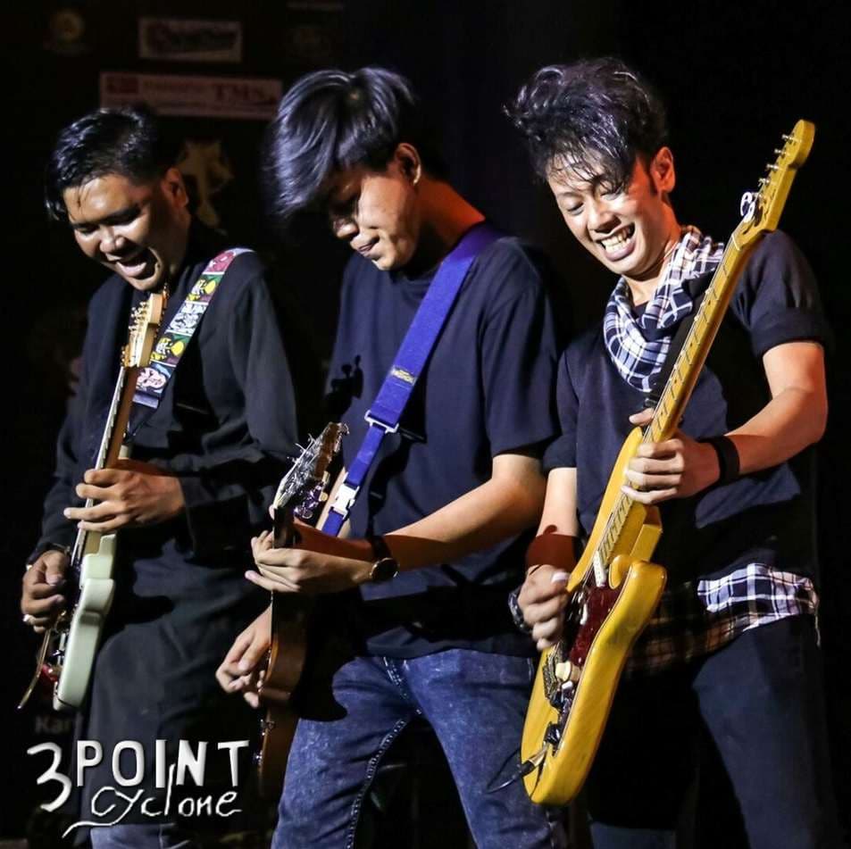 Foto 3 - Grup band 3 POINT saat live concert membawakan Cyclone di acara Gebyar Sumpah Pemuda 2021 pada Sabtu, 30 Oktober 2021 di Gedung Pusat Perfilman Usmar Ismail – Jakarta. (Dok. 3 Point Guitars).jpg